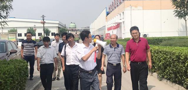 ��������˳��ί����ǡ��س��º���ݰ���������ǲ��ڼҼ��ſ������